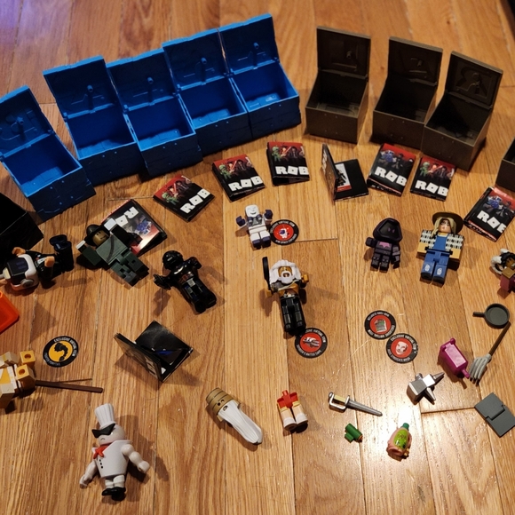 ROBLOX Jazwares LOT With 11 Codes 1 Unscratched ALL FIGURES SHOW No Separating - Picture 5 of 16